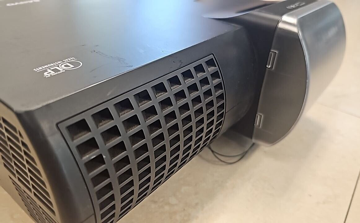 Sanyo PDG-PXL100 Short Throw Conference Room Projector Home Theater Black READ