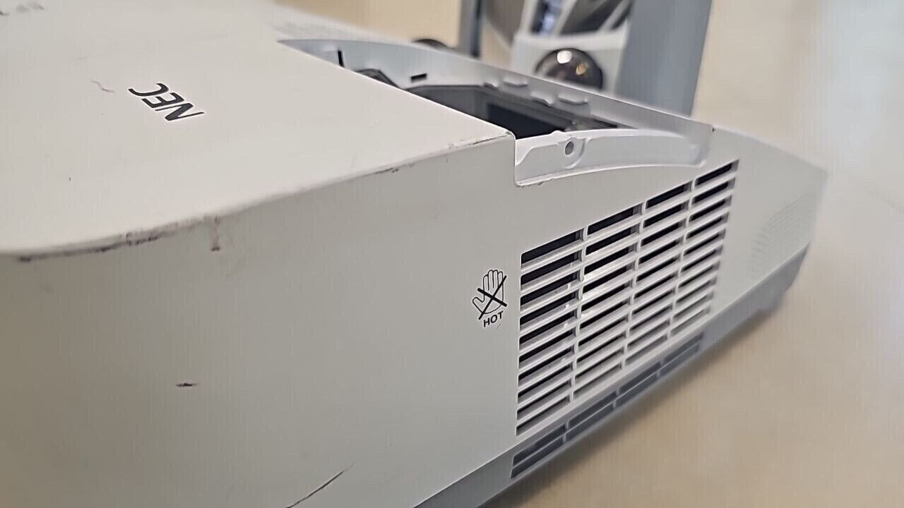 Nec U300X Ultra Short-Throw DLP Projector HDMI 3000 ANSI Lumens White READ