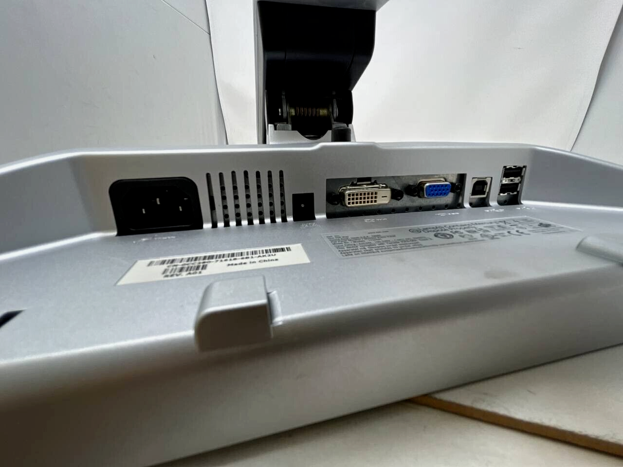 Dell 1708FPT Panel LCD 17" Flat Computer Monitor Display VGA DVI USB Port Silver
