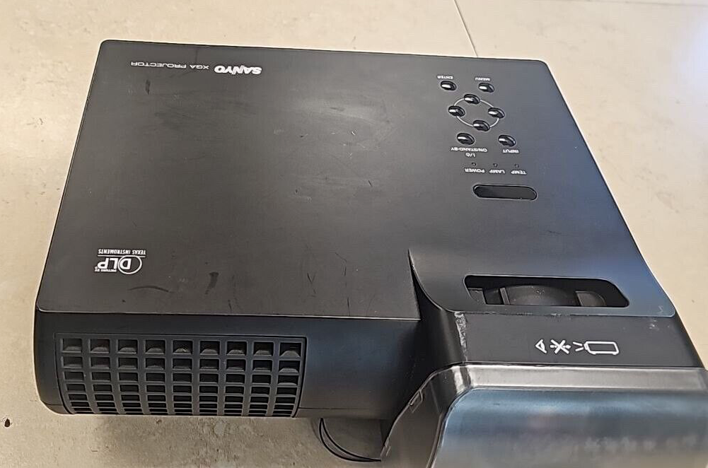 Sanyo PDG-PXL100 Short Throw Conference Room Projector Home Theater Black READ