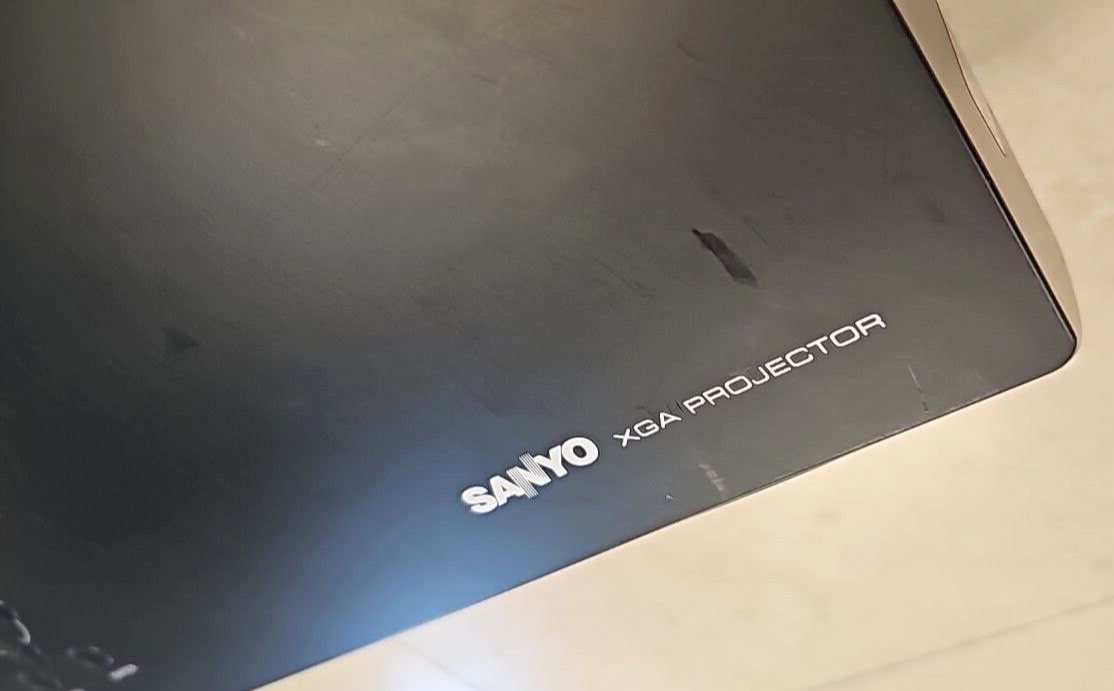 Sanyo PDG-PXL100 Short Throw Conference Room Projector Home Theater Black READ