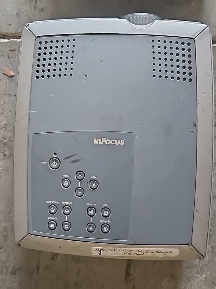 Infocus LP250 LCD3 Multimedia Projector Full HD Conference Room 1100 Lumens READ