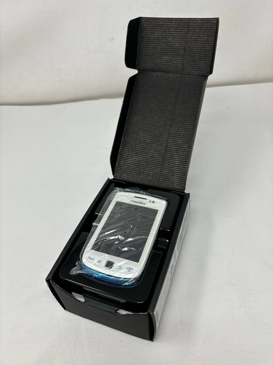 BlackBerry Torch 9810 Unlocked 3G Phone 5MP Touch Screen 3.2" 8GB White Kit