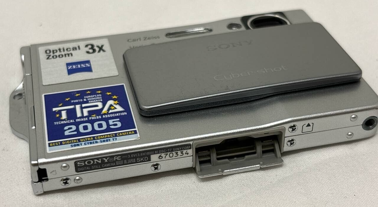 Sony Cybershot DSC-T7 Digital Camera 5.1MP 3x Optical Zoom 2.5" LCD Display