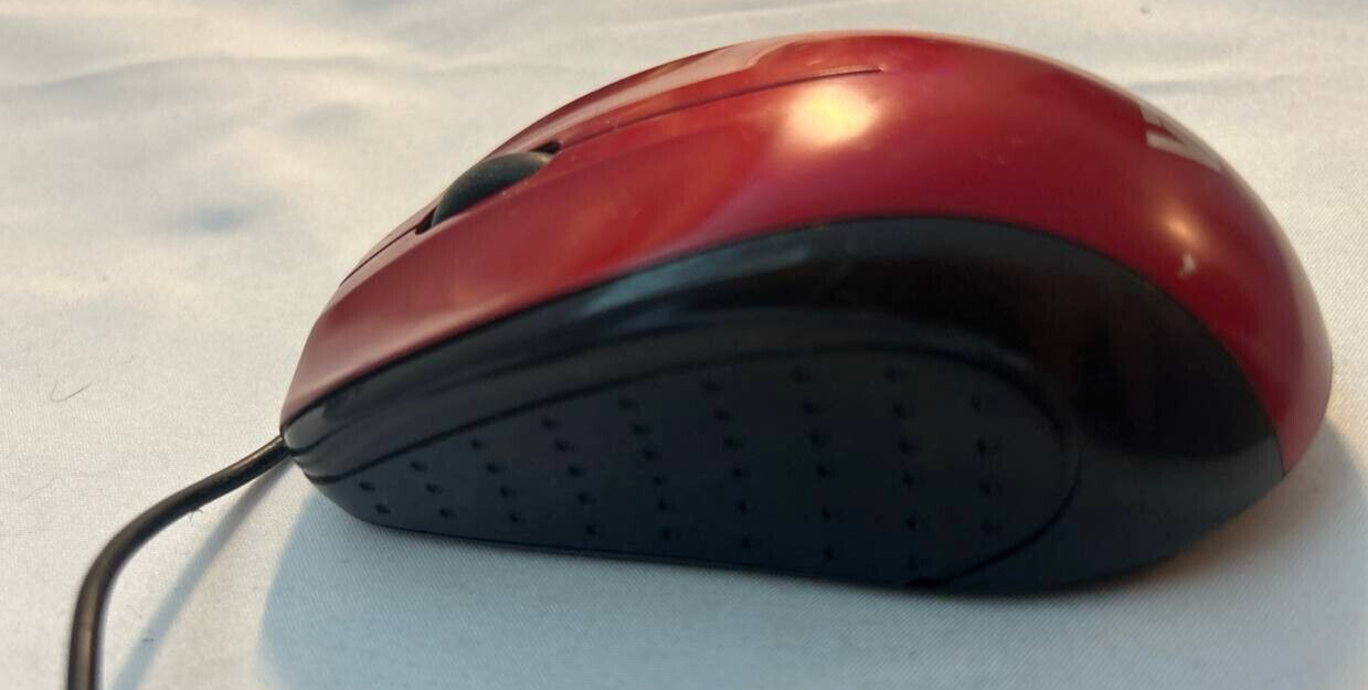 V7 USB Optical Mouse MV3010 Full Size Wired Plug and Play 3 Button Red OEM