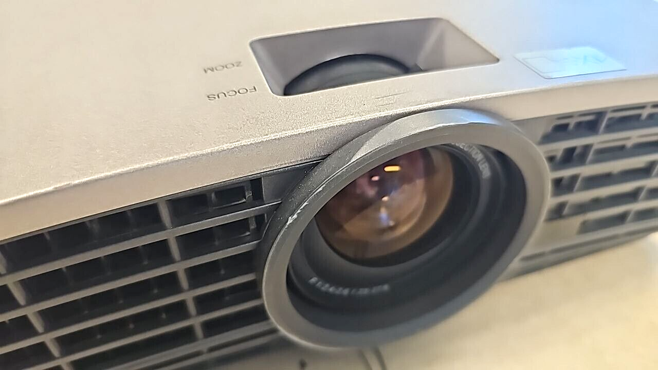 Mitsubishi HD4000 Conference Room Projector Cinema HD 2000 Lumens READ